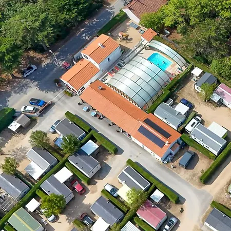 Mobil Confortable Avec Terrasse A - Api-1-52-516 キャンプ場 ノートル・ダム・ド・モン