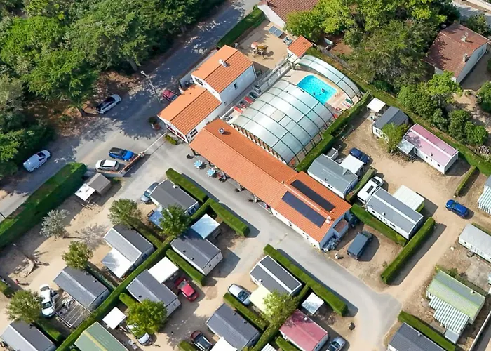 Mobil Confortable Avec Terrasse A - Api-1-52-516 キャンプ場 ノートル・ダム・ド・モン